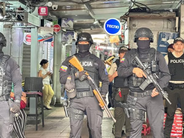 La Policía Nacional desplegará 60 uniformados para patrullar La Bahía en Guayaquil tras un ataque con explosivos que dañó seis módulos.
