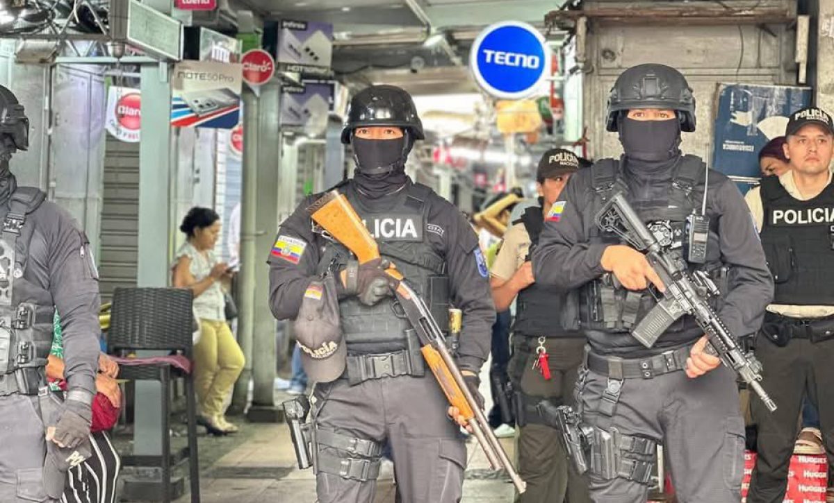La Policía Nacional desplegará 60 uniformados para patrullar La Bahía en Guayaquil tras un ataque con explosivos que dañó seis módulos.