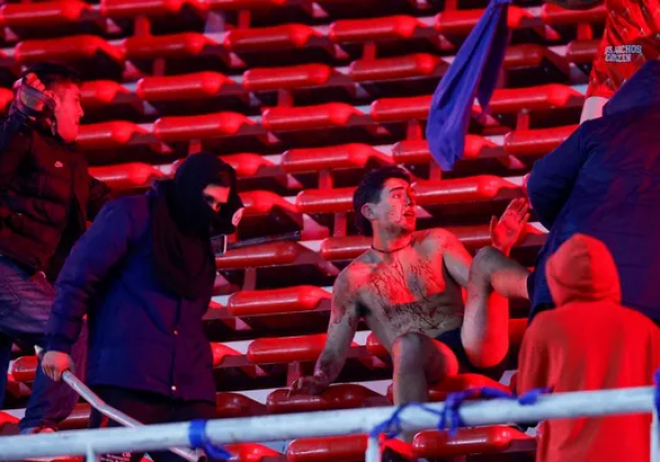 Los violentos enfrentamientos entre las barras del Independiente de Avellaneda y de la Universidad de Chile, ocurridos este miércoles, dejaron un saldo de decenas de heridos y detenidos.