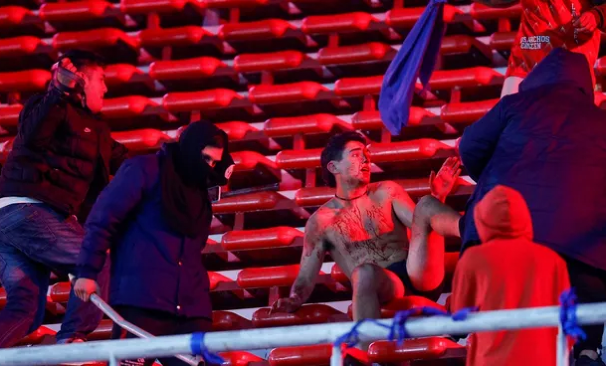Los violentos enfrentamientos entre las barras del Independiente de Avellaneda y de la Universidad de Chile, ocurridos este miércoles, dejaron un saldo de decenas de heridos y detenidos.