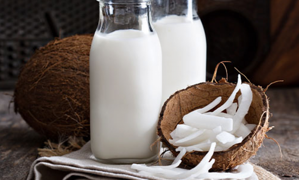 Aprende a preparar una bebida de coco casera con ingredientes naturales