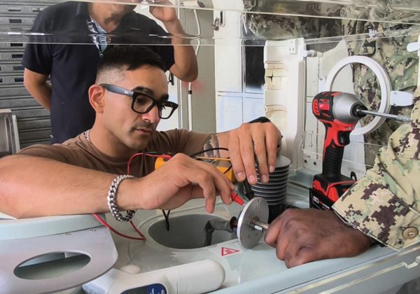 Personal del buque realizó mantenimiento a varios equipos del hospital.