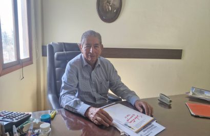 César Delgado Otero, nacido en Manta en 1933, es un ingeniero civil que cursó sus estudios superiores en Estados Unidos.