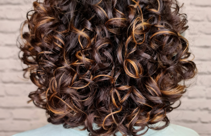 Descubre cómo cuidar tu cabello rizado y evitar el frizz en simples pasos