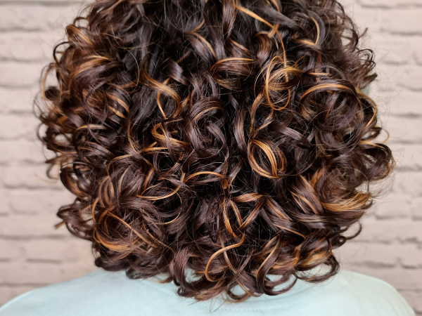Descubre cómo cuidar tu cabello rizado y evitar el frizz en simples pasos
