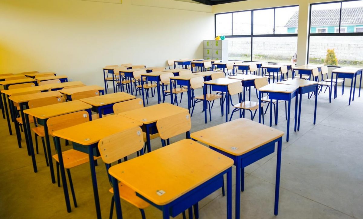 En barrios violentos de Guayaquil, se coordinan operativos con Policía y Fuerzas Armadas para resguardar a estudiantes y docentes en zonas críticas.
