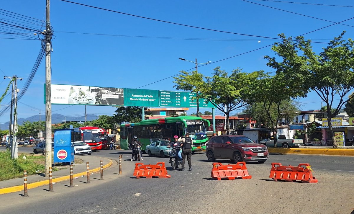La avenida Urbina se encuentra cerrada desde el redondel de La Producción. Personal de la Policía Nacional y agentes de Portovial, realizan el control.
