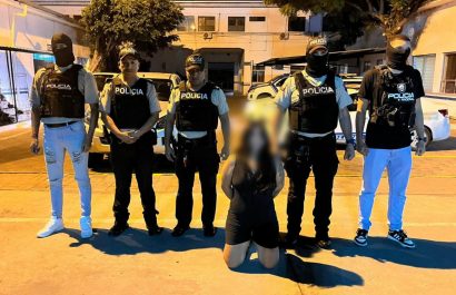 Una mujer detenida es acusada de pertenecer a una banda de extorsionadores.