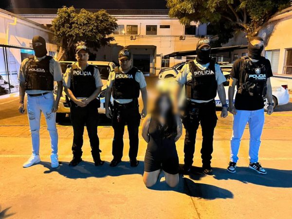 Una mujer detenida es acusada de pertenecer a una banda de extorsionadores.