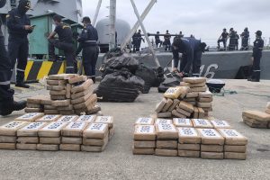 Armada decomisa bultos de droga y frustra transporte ilegal en altamar
