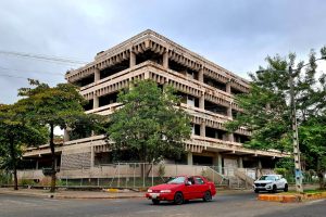 El edificio destaca por su diseño brutalista y técnico para mantener fresco su interior.