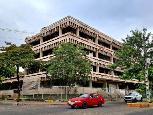 El edificio destaca por su diseño brutalista y técnico para mantener fresco su interior.