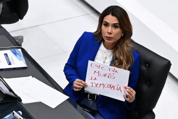 El Congreso de El Salvador aprueba reforma para permitir reelección indefinida del presidente
