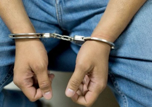 El curandero fue puesto a órdenes de las autoridades judiciales para su procesamiento.
