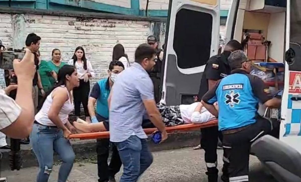 Terrible ataque armado frente a escuela en Babahoyo deja dos heridas y un joven fallecido