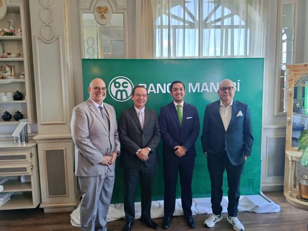 Directivos e invitados del Banco Comercial de Manabí.