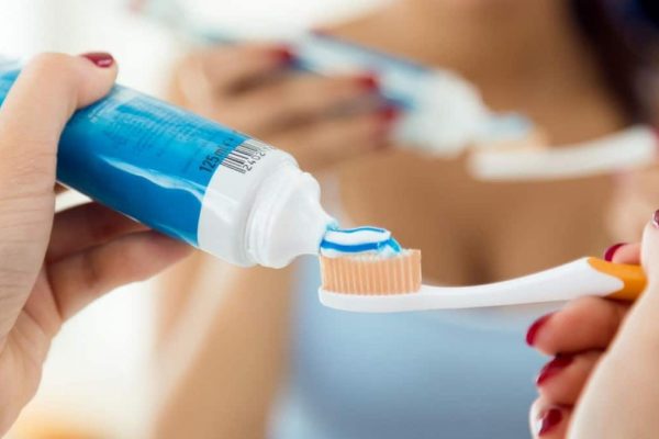 Fluoruro de estaño en pastas dentales: beneficios comprobados y posibles efectos adversos