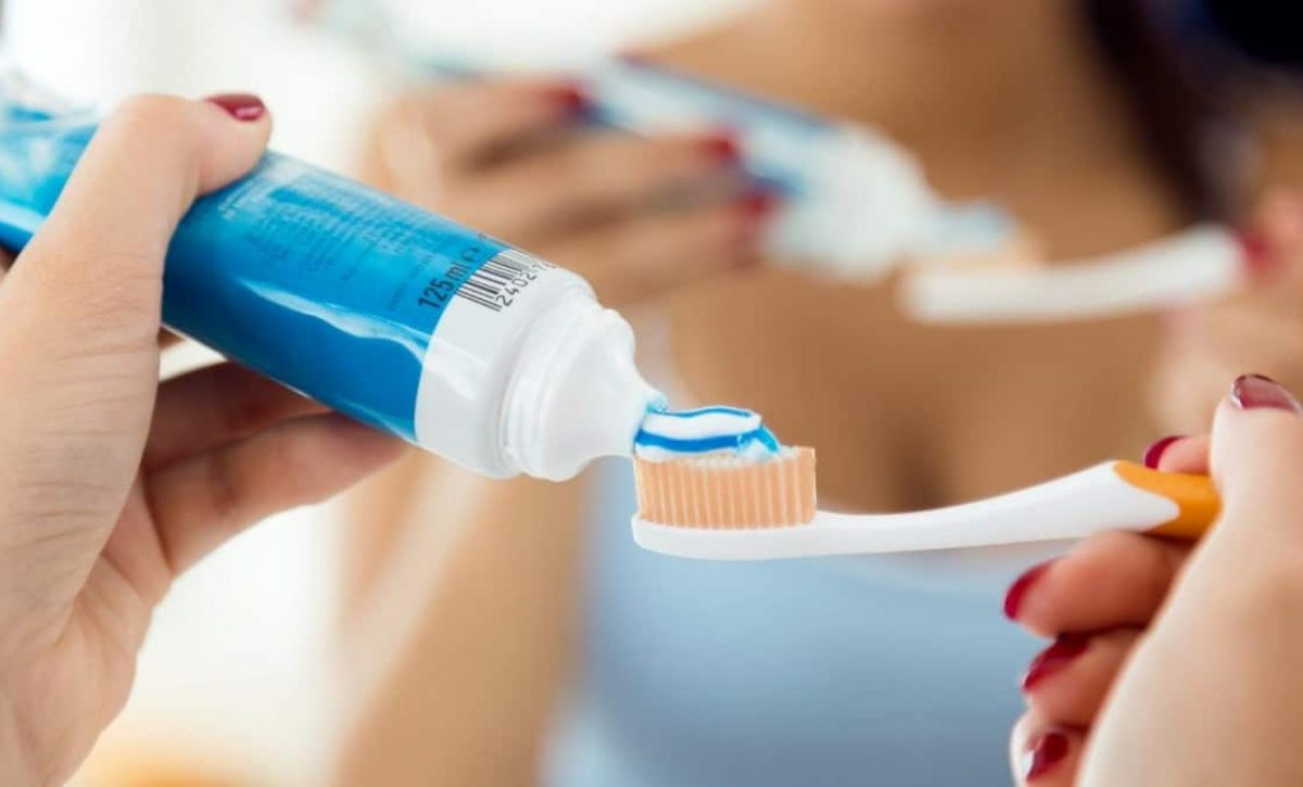 Fluoruro de estaño en pastas dentales: beneficios comprobados y posibles efectos adversos