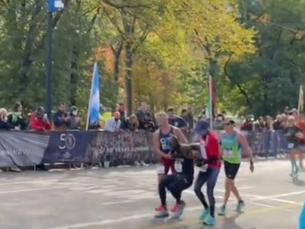 Ayudan a un corredor lesionado a cruzar la meta en el maratón de Nueva York