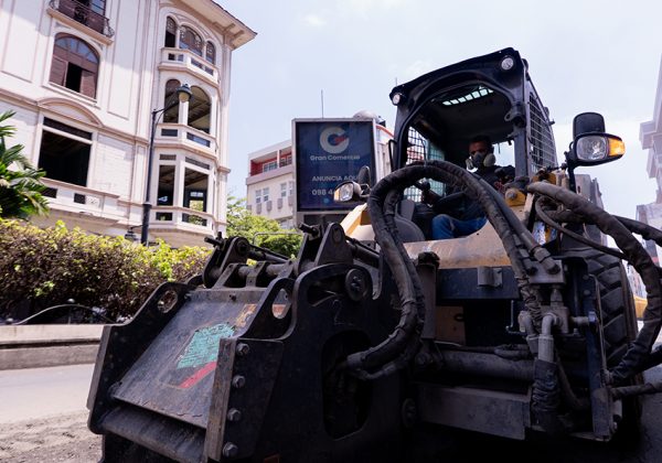 Los trabajos abarcan desde bacheo asfáltico hasta repavimentación con hormigón.
