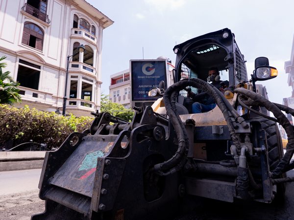 Los trabajos abarcan desde bacheo asfáltico hasta repavimentación con hormigón.