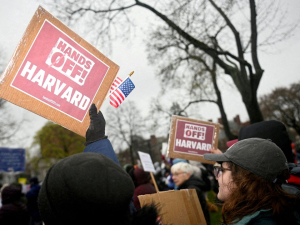 Justicia de EE. UU. favorece a Harvard en disputa con la Administración Trump