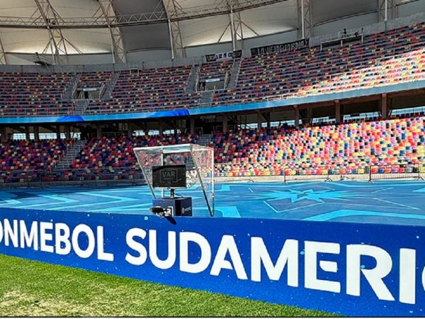 El monitor del VAR será movido al lado opuesto de los bancos de suplentes en los estadios. FOTO: Conmebol.