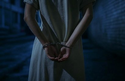 Mujer es llamada a juicio por el delito de asesinato de su esposo.