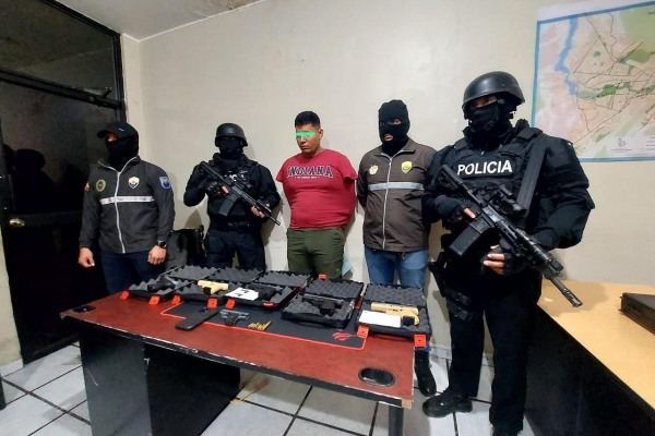Cae en Portoviejo integrante de “Los Lobos” con arsenal en su poder
