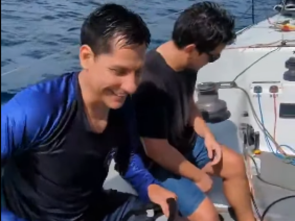 Jefferson Pérez es rescatado tras caída al mar por rotura de equipo de seguridad