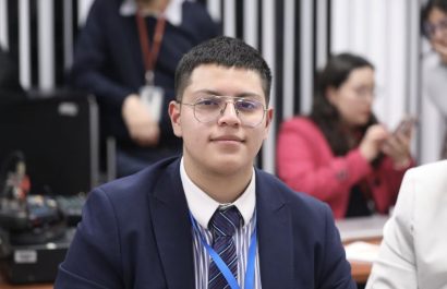 Dominique Serrano regresa a la Asamblea tras suspensión por dibujar en sesión.