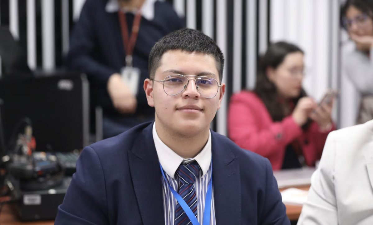 Dominique Serrano regresa a la Asamblea tras suspensión por dibujar en sesión.