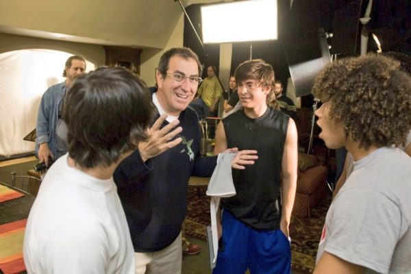 El director Kenny Ortega, junto a Zac Efron y Corbin Bleu, durante el rodaje de High School Musical 2.