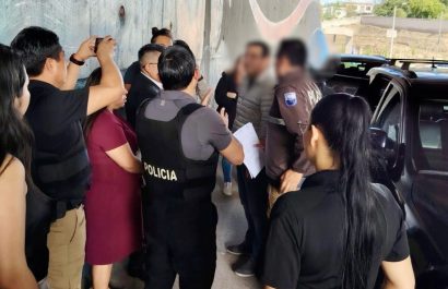 La detención de Santiago Díaz se dio en Quito, según imágenes difundidas por la Fiscalía. FOTO: @FiscaliaEcuador