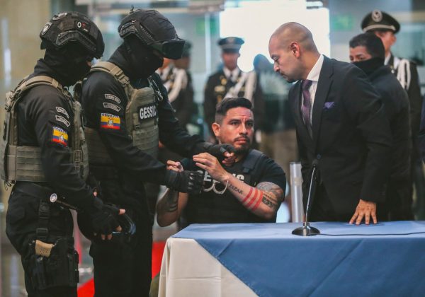 Daniel Salcedo y su abogado comparecen en la Comisión de Fiscalización de la Asamblea Nacional. FOTO: @AsambleaEcuador.