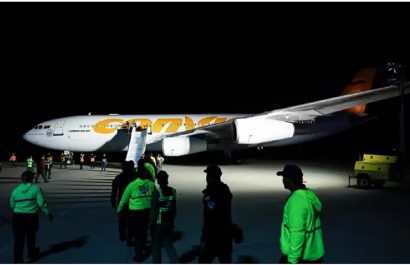 Las fuerzas de seguridad venezolanas recibiendo a varios deportados. FOTO: Europa Press.