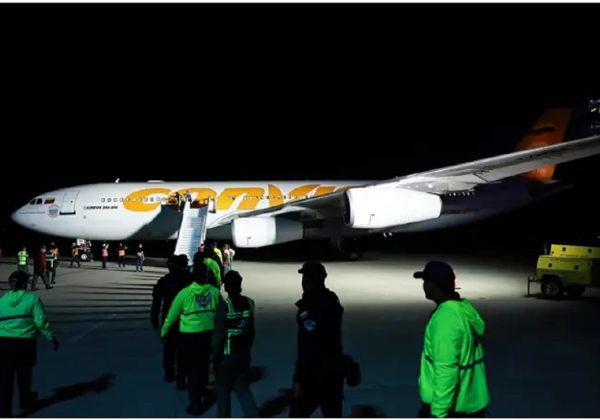 Las fuerzas de seguridad venezolanas recibiendo a varios deportados. FOTO: Europa Press.