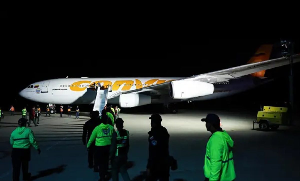 Las fuerzas de seguridad venezolanas recibiendo a varios deportados. FOTO: Europa Press.
