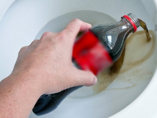 Cola negra como alternativa de limpieza: usos comprobados y recomendaciones