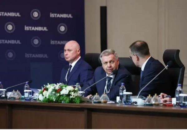 Miembros de la delegación rusa acuden a la tercera ronda de conversaciones de paz con la parte ucraniana en el Palacio Ciragan de Estambul. FOTO: Europa Press.