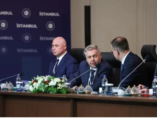 Miembros de la delegación rusa acuden a la tercera ronda de conversaciones de paz con la parte ucraniana en el Palacio Ciragan de Estambul. FOTO: Europa Press.