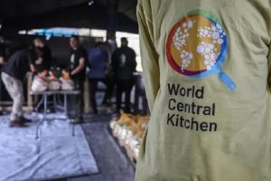 Trabajadores palestinos preparan comidas en una cocina de WCK en Rafá, en la Franja de Gaza. FOTO: Europa Press.