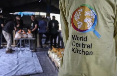 Trabajadores palestinos preparan comidas en una cocina de WCK en Rafá, en la Franja de Gaza. FOTO: Europa Press.