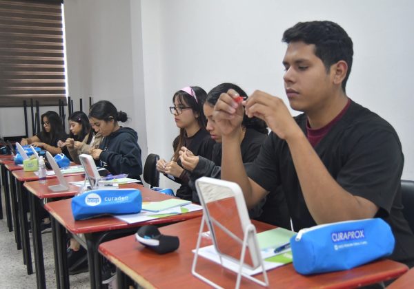Los estudiantes de sexto nivel de Odontología de la ULEAM participaron en el taller.
