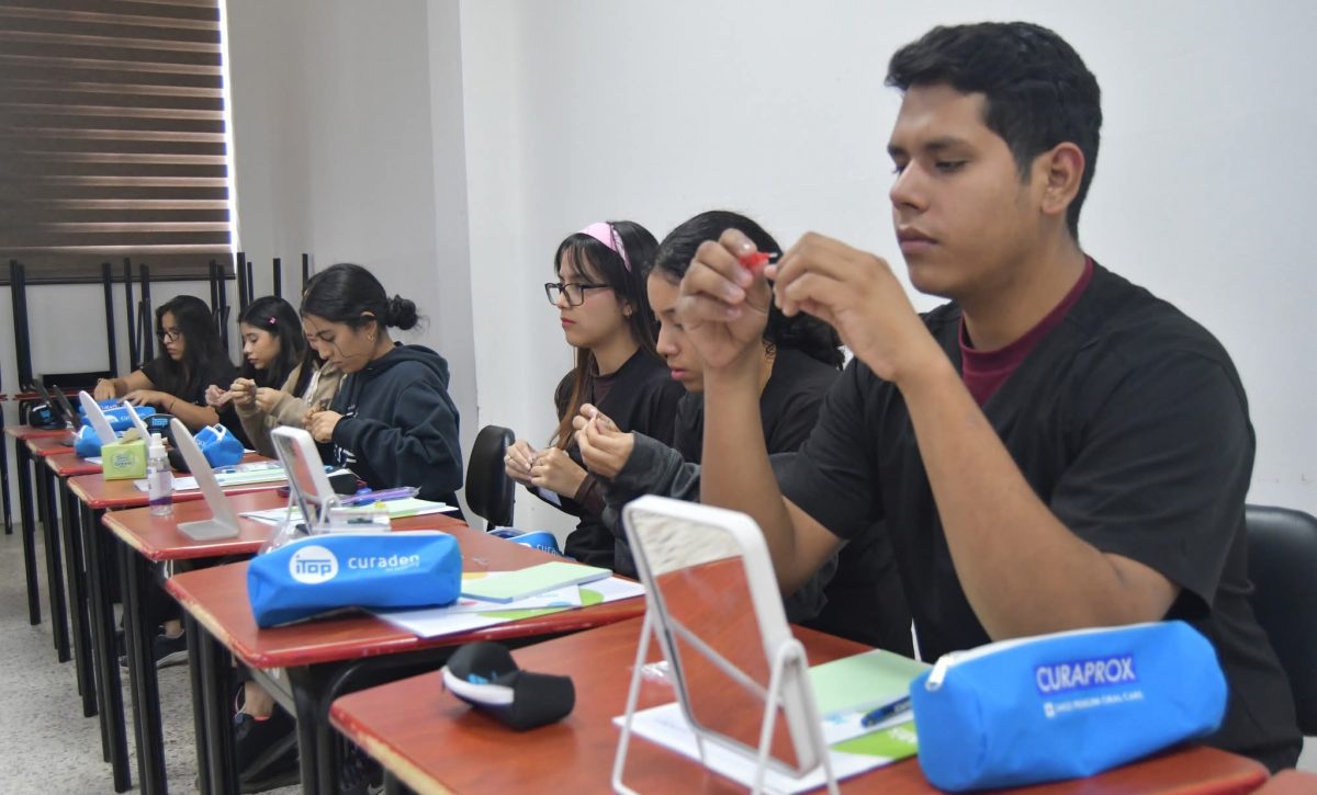 Los estudiantes de sexto nivel de Odontología de la ULEAM participaron en el taller.