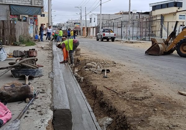 Ante el retraso de la llegada del asfalto para reparar las 107 calles en Manta, en varios frentes se realizan trabajos complementarios como los bordillos de las calles.