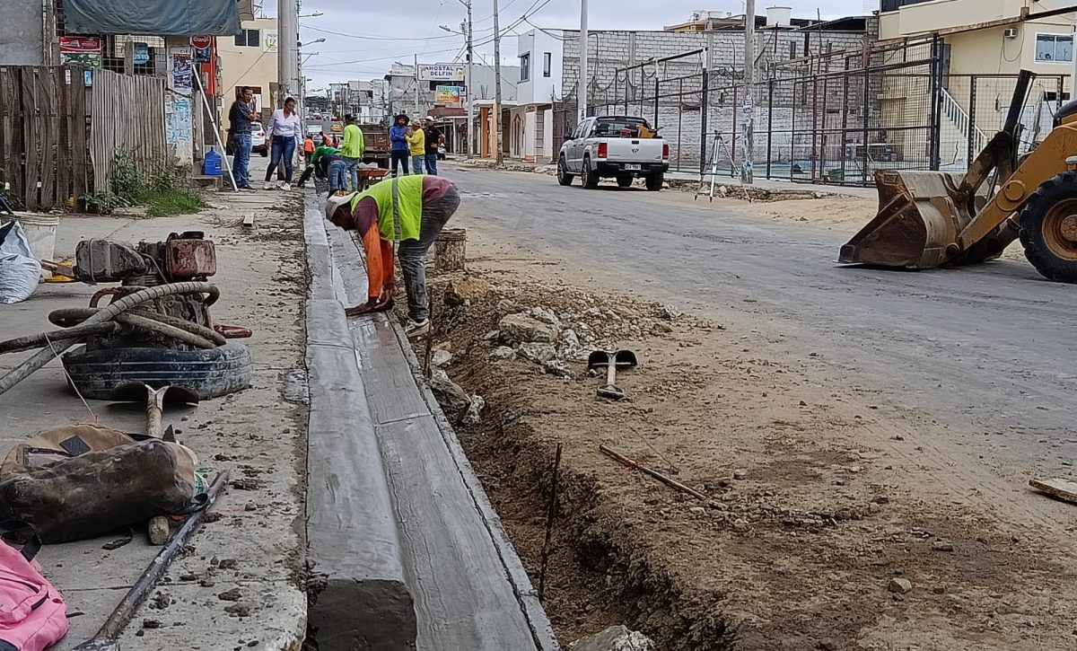 Ante el retraso de la llegada del asfalto para reparar las 107 calles en Manta, en varios frentes se realizan trabajos complementarios como los bordillos de las calles.