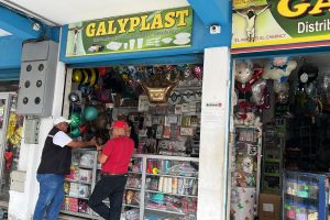 Tres representantes municipales visitaron el sector comercial de Tarqui para anunciar esa nueva ordenanza para los letreros.