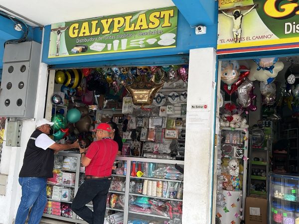 Tres representantes municipales visitaron el sector comercial de Tarqui para anunciar esa nueva ordenanza para los letreros.