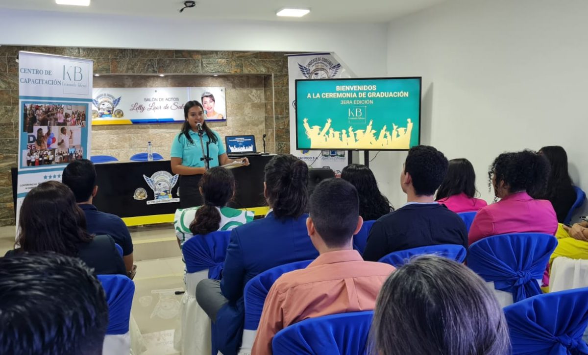 Kenya Briones es reconocida por su capacidad para inspirar y transformar a los jóvenes.